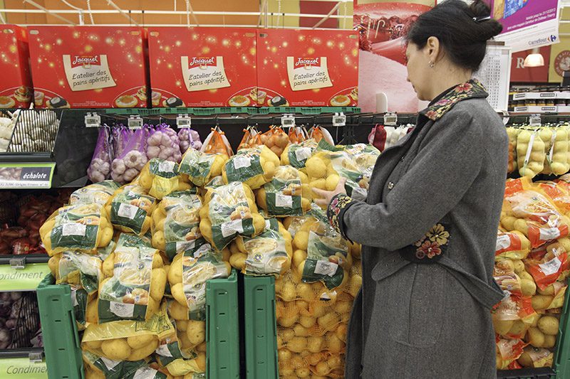 pomme de terre UNPT peenaert braderie grande distribution intermarché Consommatrice achetant des pommes de terre en filet au rayon fruits et lÈgumes d'un supermarchÈ Carrefour. Vente de produits de l'agriculture en grande surface. Achat de produits alimentaires en grande distribution. Budget des mÈnages pour l'alimentation. Poids du poste alimentaire. Panier de la mÈnagËre. Consommation. Cliente. Lecture des informations sur l'emballage. Filets de pomme de terre. ail et oignons.