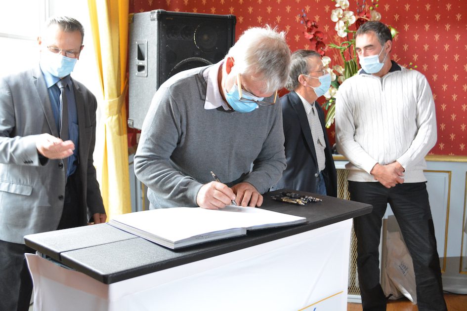 Jean-Luc Gérard, lors de la signature de la charte d'engagement, mardi 8 septembre à Avesnes-sur-Helpe. © DR
