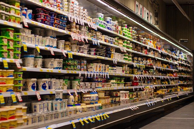 Terres et territoires agroalimentaire produits laitiers supermarché © Pixabay