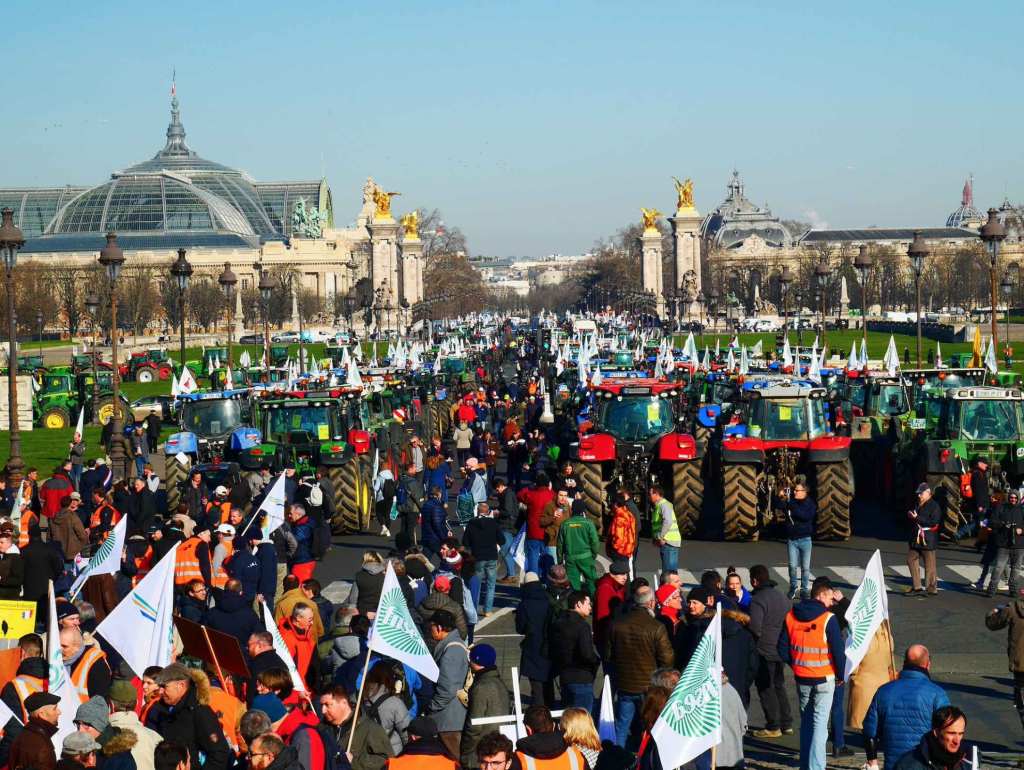 A l’appel de la FNSEA et JA, des milliers d’agriculteurs ont convergé ce mercredi 8 février vers Paris pour exprimer leur mécontentement