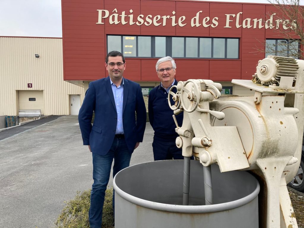 À la tête de l’entreprise, Antoine, actuel gérant, et son père, Benoît Rousseau, fondateur de Pâtisserie des Flandres, se trouvent à côté du premier pétrin utilisé pour la fabrication de gaufres, en 1997.