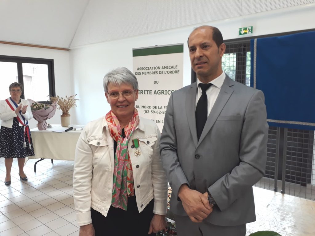 C'est à Fressies, près de Cambrai, que Marie-Danièle Chevalier a été décorée de l'ordre du mérite agricole par Raymond Yeddou. © Benoît Deman