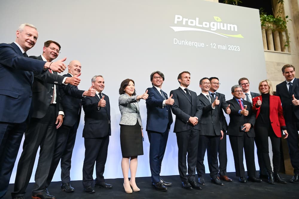 Autour d’Emmanuel Macron et des Taïwanais de ProLogium, ministres et élus (Patrice Vergriete, deuxième à gauche) « likent » le moment © C. U. D.