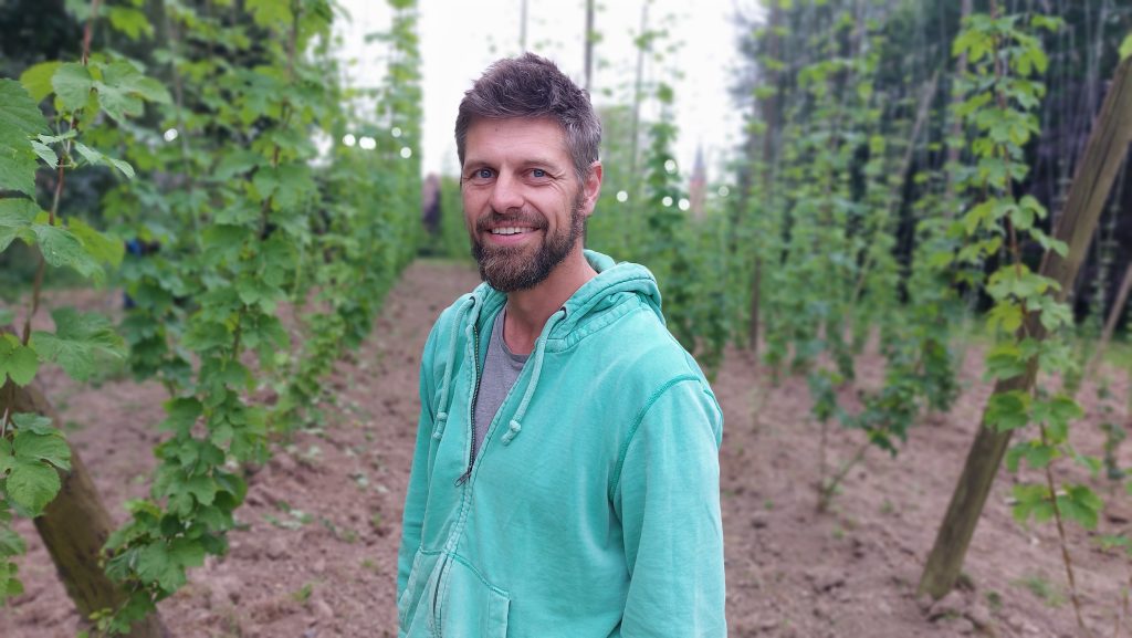 Riquier Thévenin a été le premier à planter du houblon bio en Flandre.