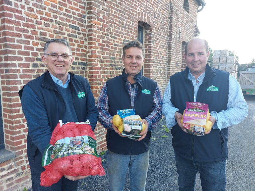 
Louis-Paul Lhotellerie, le père, et Charles-Antoine et Louis, ses deux fils, commercialisent leurs pommes de terre sous la marque Saveurs en'Or.