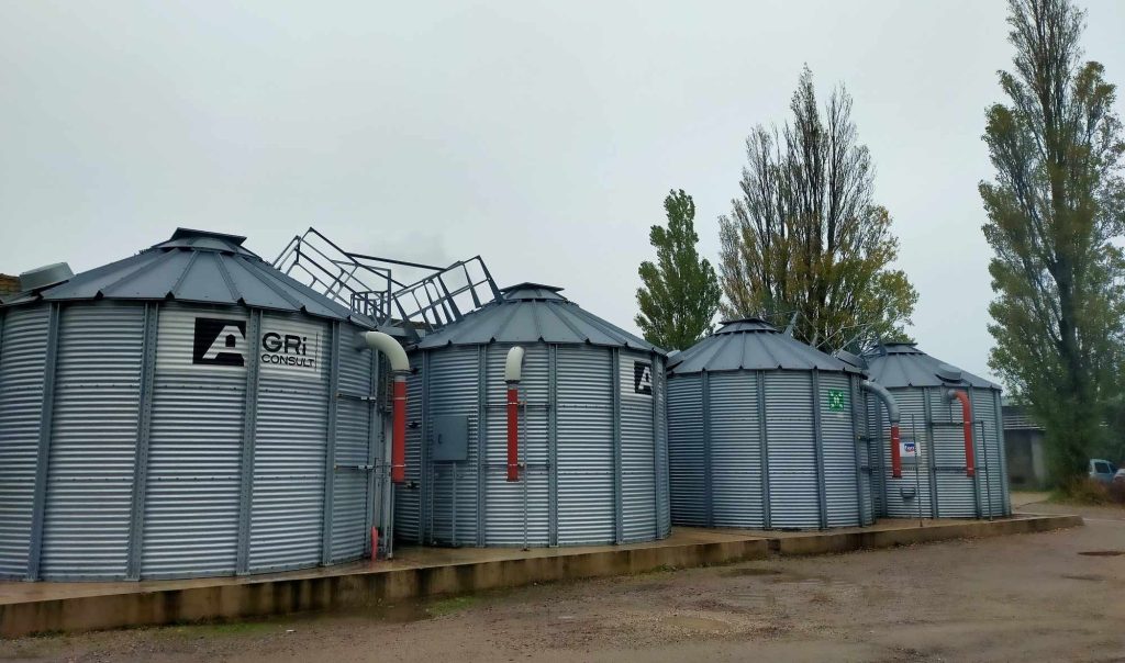 et le combustible est stocké dans ces silos à bois.