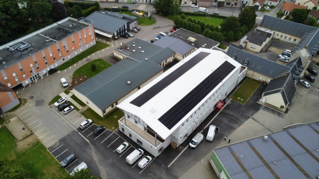 Au lycée Savy-Berlette (62), le nouveau bâtiment dédié à la voie en apprentissage a été cofinancé par la Région Hauts-de-France et comprend 400 panneaux solaires pour la production électrique en autoconsommation, un chauffage par géothermie, une ventilation double flux pour le confort des apprenants.