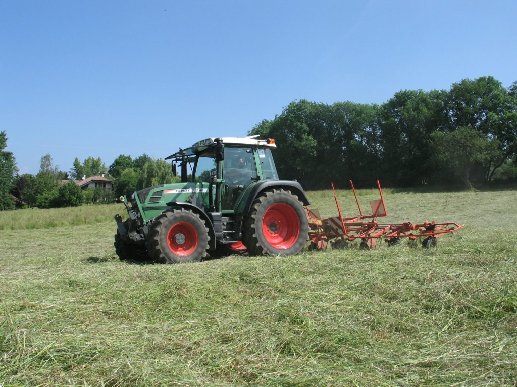 prise en main tracteur Fendt vario 312 / Tracteur et faneuse / Récolte du foin / herbe / fenaison / machinisme agricole - Equipement