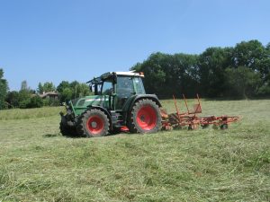 prise en main tracteur Fendt vario 312 / Tracteur et faneuse / Récolte du foin / herbe / fenaison / machinisme agricole - Equipement