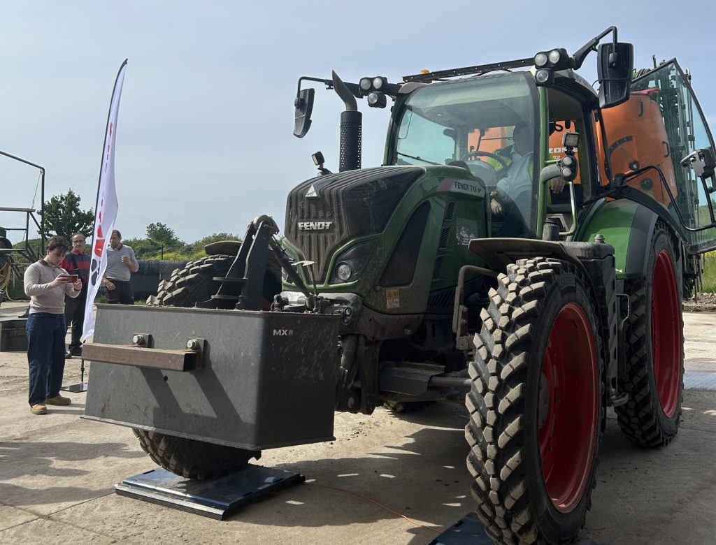 Pesée du tracteur à l’atelier «poids et pression» pour déterminer la pression adaptée aux pneus selon la charge supportée et l’usage sur route et dans le champ.@JB
