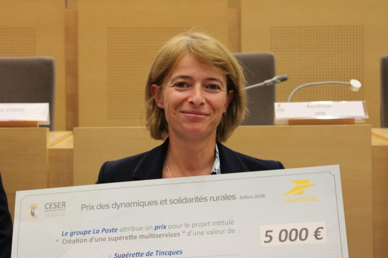 Julie Theret, maire de Tincques, où un ancien café a été transformé en supérette.